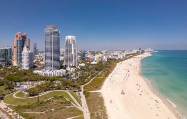 Miami Beach silueti. Miami 'nin kumlu plajları. Miamis 'in ünlü sahilleri. Gökdelenleri olan South Pointe plajı. Miami şehri panoraması. Miami ufuk çizgisi ve okyanus. Güney Florida. Güney Sahili