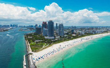 Miami ufuk çizgisinin havadan görünüşü. Miami şehrinin insansız hava aracı görüntüsü. Güney Miami ve okyanus manzarası. Gökdelenleri ve kıyı şeridi olan Miami gökdelenleri