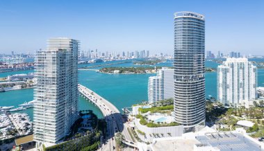 Ufuk çizgisi olan Miami Plajı hava aracı görüntüsü. Miami yukarıdan. Miamis 'in ünlü simgeleri. Gökdelenleri olan South Pointe plajı. Miami şehri panoraması. Miami Sahili 'nin okyanus manzarası