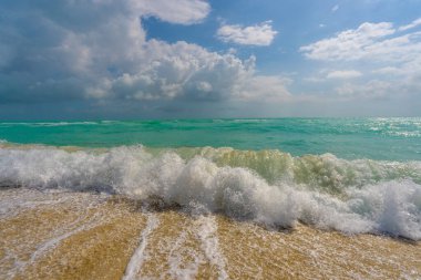 Okyanus dalgaları, yaz arkaplanı. Fırtınalı deniz dalgaları. Yaz denizi dalgası. Köpüklü okyanus dalgaları. Yaz okyanus esintisi. Rüya gibi yaz sahili geçmişi. Okyanus mavisi dalgalar