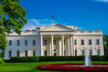 Washington 'daki Beyaz Saray. Amerika 'da demokrasi sembolü. Meşhur Beyaz Saray. Amerikan başkanlarının evi. İkonik Beyaz Saray binası. Federal hükümet. Beyaz Saray ve Amerikan bayrağı