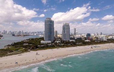 Ufuk çizgisi olan Miami Plajı hava manzarası. Miami yukarıdan. Miamis 'in ünlü simgeleri. Gökdelenleri olan South Pointe plajı. Miami şehri panoraması. Mavi gökyüzü ile Miami Sahili 'nin ufuk çizgisi