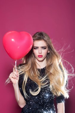 Sevgililer Günü. Güzellik kraliçesi için sevgililer günü hediyesi. Kalp balonu olan romantik bir kız. Aşkı kutlayan şehvetli kadın. Sevgililer Günü hediyesine kalp. Komik duygular kızı. Eğlenceli Sevgililer Günü