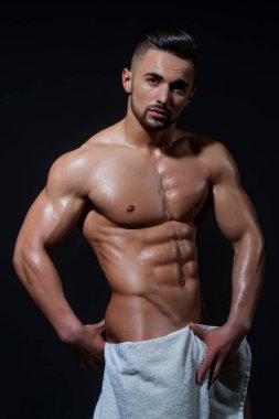 Kaslı, çıplak vücutlu seksi erkek model. Gömleksiz, seksi, kaslı erkek model. Güçlü vücutlu, kaslı, yakışıklı bir model. Seksi spor kas modeli. Çıplak gövdeli seksi bir adam, çıplak bir adam.