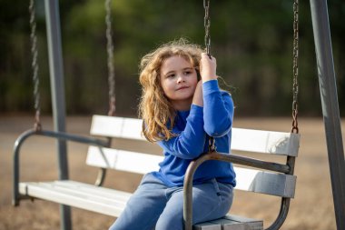 Çocuk zihni hayal gücüyle dolu. Sarışın çocuk barışçıl düşünüyor. Küçük hayalperest. Çocuk hayal etme konsepti. Açık hava çocuk portresi. Hayalci çocuk suratı. Çocukların rüya gibi ifadesi. Çocuklar ilham ile yüzleşir