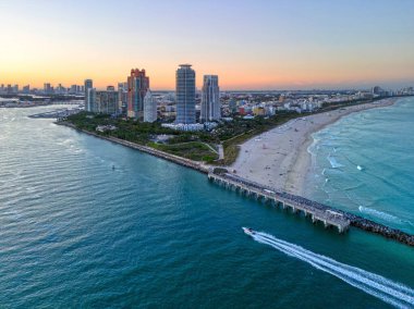 Miami Sahili ufuk çizgisi hava manzarası. Miami 'den İHA' ya. Tropik Miami manzarası. Miami bölgesi gökyüzü manzarası. Meşhur okyanus kıyısında. Panoramik kıyı şeridi. Güney sahili manzarası. Yaz tatili titreşimleri