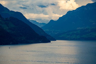Alp dağları ve İsviçre 'deki gibi. İsviçre 'de Alpler doğası. İsviçre Alpleri. İsviçre 'nin doğası gereği panoramik. İsviçre göllerinin doğası. İsviçre manzarası. Doğa arkaplanı