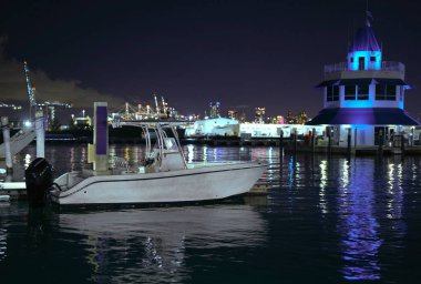 Deniz sularında yelken açmak. Denizde lüks bir yat. Yatları olan Miami Plajı. Yelkenli deniz pelerini. Sahil şeridine yakın bir gemi turu. Florida 'da gün batımı yat yolculuğu. Lüks yelkenli yat.