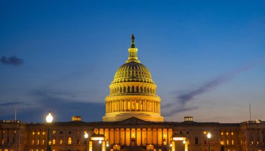 Washington, DC 'de. Meclis Binası. Capitol simgesi. Amerikan demokratik sisteminin Meclis Anıtı. Gökyüzü arka planındaki Capitol Kubbesi. Washington, D.C. Amerikan Başkenti