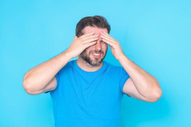 Üzgün adamın migreni tutulmuş. Güçlü baş ağrısı olan bir adam. Stresli, baş ağrısından yorgun bir adam. Eli başının üstünde yakışıklı bir adam, stresten baş ağrısı çekiyor. Migren ağrısı.