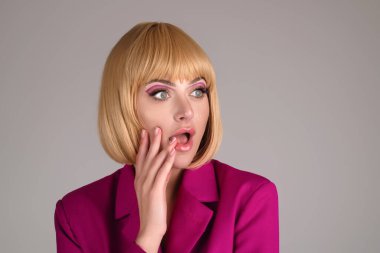 Stüdyoda fotokopi alanı ile izole edilmiş bir şekilde bağıran kadının şok olmuş yüzü. Şok içeriği. Kız dehşet verici bir ifadeyle, şok edici bir haberle bakıyor. Şok olmuş bir kadın ağzı açık ve kocaman gözleri var.