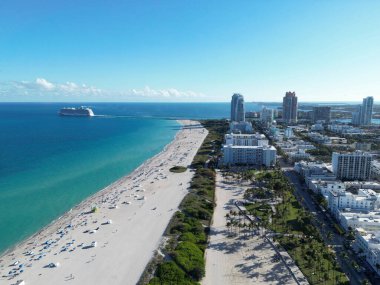 Ufuk çizgisi olan Miami Plajı hava manzarası. Miami yukarıdan. Miamis 'in ünlü simgeleri. Gökdelenleri olan South Pointe plajı. Miami şehri panoraması. Mavi gökyüzü ile Miami Sahili 'nin ufuk çizgisi