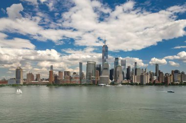 Gökdelenlerin hava manzaralı New York silueti. Manhattan ve Brooklyn. Hudson Nehri manzaralı New York City silueti. New York şehir merkezi. Rıhtımdan New York 'a. New York Panoraması