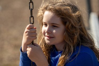 Çocuk zihni hayal gücüyle dolu. Sarışın çocuk barışçıl düşünüyor. Küçük hayalperest. Çocuk hayal etme konsepti. Açık hava çocuk portresi. Hayalci çocuk suratı. Çocukların rüya gibi ifadesi. Çocuklar ilham ile yüzleşir