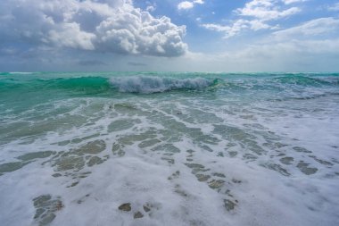 Deniz kumsalı. Manzaralı deniz sahili arkaplanı. Cennet okyanus manzarası. Köpüklü sahil arka planı. Egzotik okyanus. Açık deniz sahili ufku. Rahatlatıcı dalgalar. Yaz arkaplanı