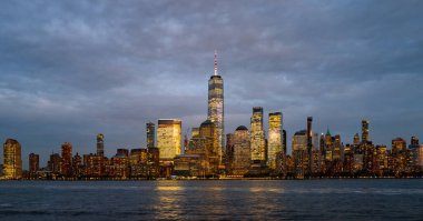 New York City silueti. New York gökdelenleri. Alacakaranlıkta Manhattan silueti. Işıklı New York manzarası. New York 'ta bir gece. NYC gece manzarası. Manhattan şehir merkezi. Alacakaranlıkta New York. Amerikan şehir silüeti