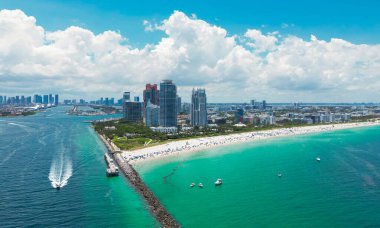Turkuaz suları olan Miami Plajı 'nın havadan görünüşü. Miami siluetinin insansız hava aracı görüntüsü. South Beach 'in en iyi manzarası. Lüks gökdelenleri ve okyanusları olan Miami şehri. Miami 'nin ünlü sahil şeridi manzarası