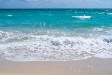 Okyanus dalgaları, yaz kıyı şeridi arka planı. Fırtınalı deniz dalgaları. Yaz denizi dalgası. Köpüklü okyanus dalgaları. Yaz okyanus esintisi. Rüya gibi yaz sahili geçmişi. Okyanus sıçrama dalgaları