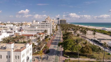 Ufuk çizgisi olan Miami Plajı hava aracı görüntüsü. Miami yukarıdan. Miami 'nin ünlü deniz manzaralı insansız hava aracı. Gökdelenleri olan South Pointe plajı. Miami şehri panoraması. Miami Sahili 'nin okyanus manzarası