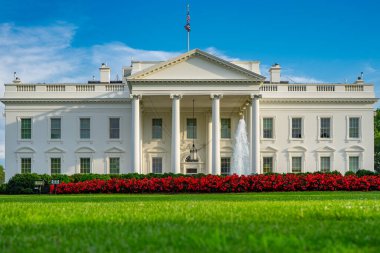 Washington 'daki Beyaz Saray. Amerika 'da demokrasi sembolü. Meşhur Beyaz Saray. Amerikan başkanlarının evi. İkonik Beyaz Saray binası. Federal hükümet. Beyaz Saray ve Amerikan bayrağı