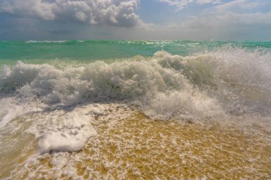Deniz dalgaları, yaz arkaplanı. Fırtınalı deniz dalgaları. Yaz denizi dalgası. Köpüklü deniz dalgaları. Yaz okyanus esintisi. Rüya gibi yaz sahili geçmişi. Okyanus dalgaları