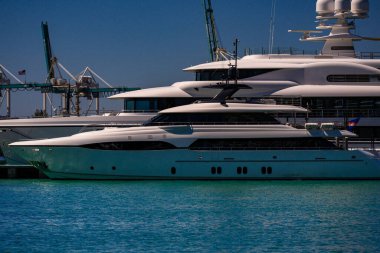 Deniz sularında yelken açmak. Denizde lüks bir yat. Yatları olan Miami Plajı. Yelkenli tropik deniz manzarası. Sahil şeridine yakın bir gemi turu. Florida 'da gün batımı yat yolculuğu. Okyanusta yat