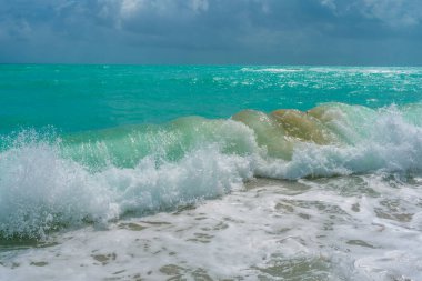 Plaj tatili. Kristal berraklığında sahil suyu. Lüks plaj tatil köyü. Güzel sahil gün batımı