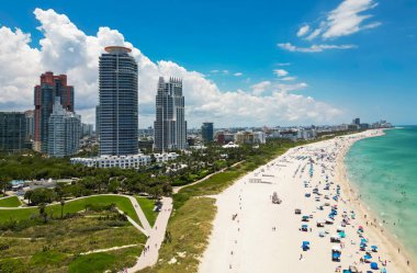 Güney Miami 'nin en iyi manzarası. Miami 'nin ünlü sahil şeridinin insansız hava aracı görüntüsü. Gökdelenleri olan Miami gökdelenleri. Yazın Miami 'nin hava manzarası. Gökdelenleri olan Miami kıyısı