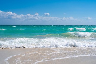 Deniz dalgaları, yaz arkaplanı. Fırtınalı deniz dalgaları. Yaz denizi dalgası. Köpüklü deniz dalgaları. Yaz okyanus esintisi. Rüya gibi yaz sahili geçmişi. Okyanus mavisi dalgalar