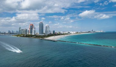 Mavi gökyüzünde Miami Plajı. Skyline hava görüntüsü. Miami şehri. Tropik Miami sahili. Miami bölgesi gökyüzü manzarası. Meşhur okyanus kıyısında. Panoramik kıyı şeridi. Güney sahili manzarası