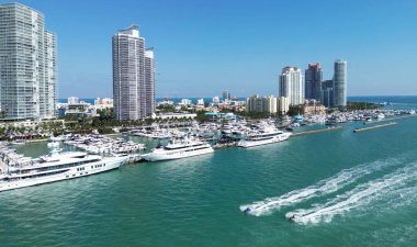 Miami plajı şehir manzarası. Miami yaz havası manzarası. Miami sahil şeridi. Güney Sahili Miami hava manzarası. Florida 'daki mavi okyanus silueti. Miami şehir manzarası
