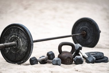 Çaydanlık çanı eğitimi. Kumda spor dambılları. Sportif açık hava sporu. Spor ağırlık kaldırma egzersizi. Halter kaldırma. Spor motivasyon egzersizi.