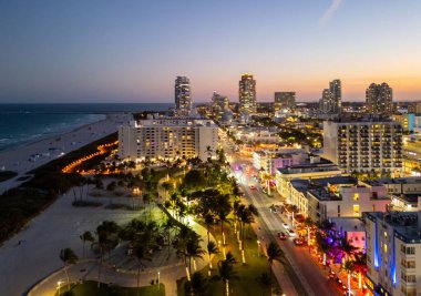 Miami şehir merkezinin gün batımı parlayan manzarası. Güney Sahili 'ndeki tropik cennet. Miami 'de gece yarısı ışıkları. Miami ufuk çizgisinin rıhtım manzarası. Gün doğumunda Miami 'nin hava görüntüsü. Neon Art Deco. Okyanus