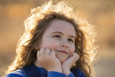 Çocuk hayalleri. Sarışın çocuk barışçıl düşünüyor. Küçük hayalperest. Çocuk hayal etme konsepti. Açık hava çocuk portresi. Hayalci çocuk suratı. Çocukların rüya gibi ifadesi. Çocuklar ilham kaynağıyla yüzleşir. Sarışın çocuklar.