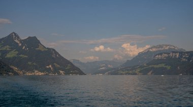 Alp dağları ve İsviçre 'deki gibi. İsviçre 'de Alpler doğası. İsviçre Alpleri. İsviçre 'nin doğası gereği panoramik. İsviçre göllerinin doğası. İsviçre manzarası. Doğa arkaplanı