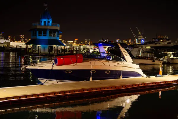 Turkuaz sularda yat gezintisi. Denizde lüks bir yat. Yatları olan Miami Plajı. Yelkenli tropik deniz manzarası. Sahil şeridine yakın bir gemi turu. Florida 'da gün batımı yat yolculuğu. Okyanusta yat