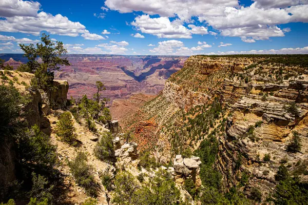 Kuzey Halkası. Kanyonun kızıl kayası. Arizona ve Utah Çölü. Kayalık dağ