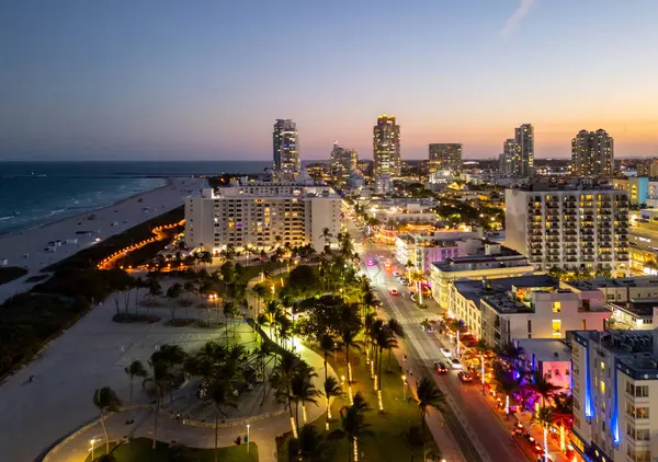 Miami şehir merkezinin gün batımı parlayan manzarası. Güney Sahili 'ndeki tropik cennet. Miami 'de gece yarısı ışıkları. Miami ufuk çizgisinin rıhtım manzarası. Gün doğumunda Miami 'nin hava görüntüsü. Neon Art Deco. Okyanus