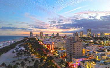 Gece ışığında Miami 'nin manzarası. Meşhur Florida tatil beldeleri ve plajları. Miami 'de gece yarısı ışıkları. Miami 'nin liman manzarası. Gün doğumunda Miami 'nin hava görüntüsü. Neon Art Deco. Okyanus yolculuğu