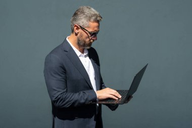 Dizüstü bilgisayarda çalışan bir iş adamı. Şehirde dizüstü bilgisayar kullanan kendine güvenen bir adam. Dizüstü bilgisayarda yazan takım elbiseli bir yönetici. Uzaktan kumandalı başarılı bir girişimci. İş adamı dizüstü bilgisayardaki e-postaları kontrol ediyor