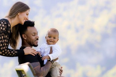 Çok ırklı ebeveynler ve karışık ırk bebekleri. Çok ırklı aile portresi. Mutlu çok ırklı aile kucaklaşması bebeğim. Çok güzel bir aile. Çok ırklı bir aile birlikte eğlenir.