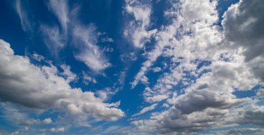 Güneş kabarık bulutların arasında parlıyor. Gökyüzü. Güzel güneşli gökyüzü. Mavi gökyüzünde bulutlar olan bir arka plan. Mavi gökyüzündeki bulutlar.
