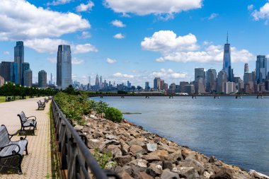 New York, New York şehrinin gökyüzü bulutlarıyla dolu silueti. New York Gökdelenleri. New York City silueti, ABD 'de Manhattan şehri manzarası. Manhattan 'da panoramik manzara. New York silueti. New York, New York