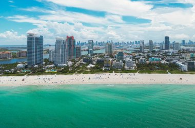 Turkuaz suları olan Miami Plajı 'nın havadan görünüşü. Miami siluetinin insansız hava aracı görüntüsü. Güney Miami Sahili 'nin en iyi manzarası. Lüks gökdelenleri ve okyanusları olan Miami şehri. Miamis 'in ünlü gökdelenlerinin manzarası