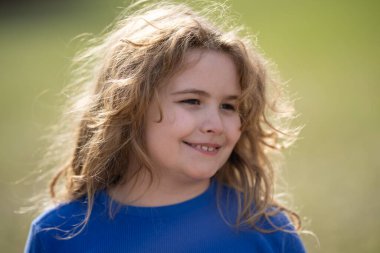 Çocuk zihni hayal gücüyle dolu. Sarışın çocuk barışçıl düşünüyor. Küçük hayalperest. Çocuk hayal etme konsepti. Açık hava çocuk portresi. Hayalci çocuk suratı. Çocukların rüya gibi ifadesi. Çocuklar ilham ile yüzleşir