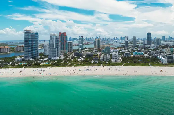 Turkuaz suları olan Miami Plajı 'nın havadan görünüşü. Miami siluetinin insansız hava aracı görüntüsü. Güney Miami Sahili 'nin en iyi manzarası. Lüks gökdelenleri ve okyanusları olan Miami şehri. Miamis 'in ünlü gökdelenlerinin manzarası