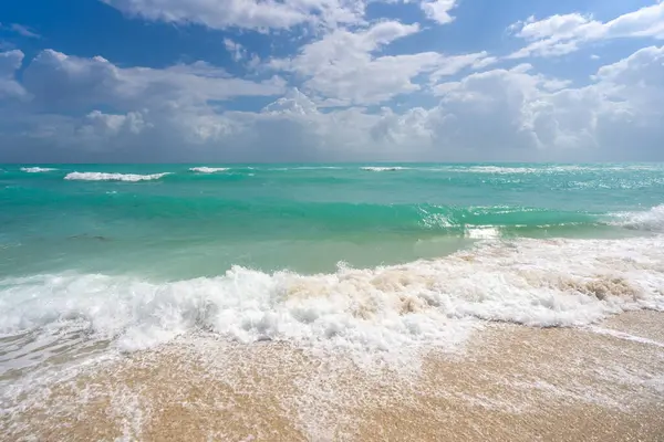 Deniz kumsalı. Manzaralı deniz sahili arkaplanı. Cennet okyanus manzarası. Köpüklü sahil arka planı. Egzotik okyanus. Açık deniz sahili ufku. Rahatlatıcı dalgalar. Yaz arkaplanı