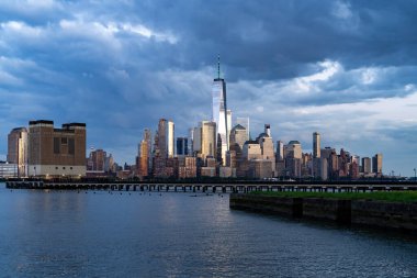Gün batımında New York 'ta. Gökdelenleri olan New York şehri. New York şehri silueti panoramik. Manhattan silueti. New York ve Hudson Nehri. New York şehir merkezi. New York gökdelenleri