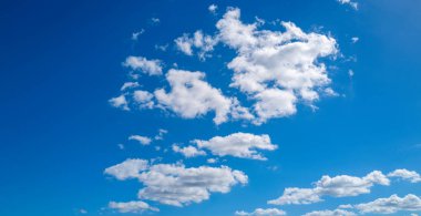 Bulutlu gökyüzü. Gökyüzünde kümülüs bulutları. Bulut duvar kağıdı. Gökyüzü arka planı. Güneşli bulutlu bir gökyüzü. Beyaz bulutlar duvar kağıdı. Mavi gökyüzü ve beyaz bulutlar. Idyllic bulutları