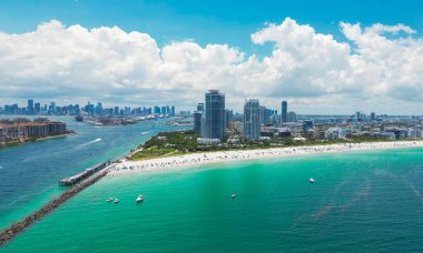 Güney Miami 'nin en iyi manzarası. Miami 'nin ünlü sahil şeridinin insansız hava aracı görüntüsü. Gökdelenleri olan Miami gökdelenleri. Yazın Miami 'nin hava manzarası. Gökdelenleri olan Miami kıyısı